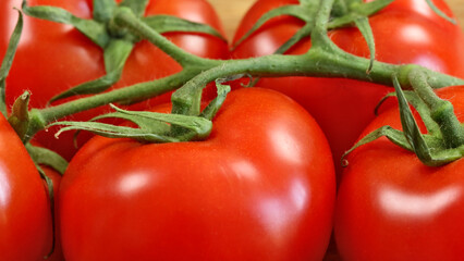  grappe de tomates rouges, en gros plan, sur une planche à découper