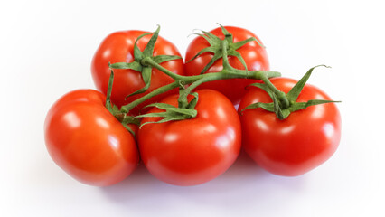 grappe de tomates rouges, en gros plan, isolé sur un fond blanc
