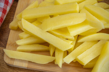 tas de frites crues, en gros plan, sur une table	