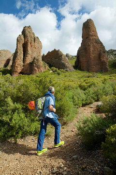 Hiking in the Mallos de Riglos, to climb the peak known as Aguja Roja.
