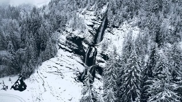 Vue a&eacute;rienne de la cascade du Rouget en hiver, Sixt Fer &agrave; Cheval, Haute Savoie, Rh&ocirc;ne Alpes, France