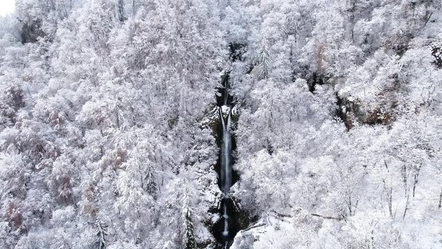 Vue a&eacute;rienne de la cascade du Coeur en hiver, Passy, Haute Savoie, Rh&ocirc;ne Alpes, France