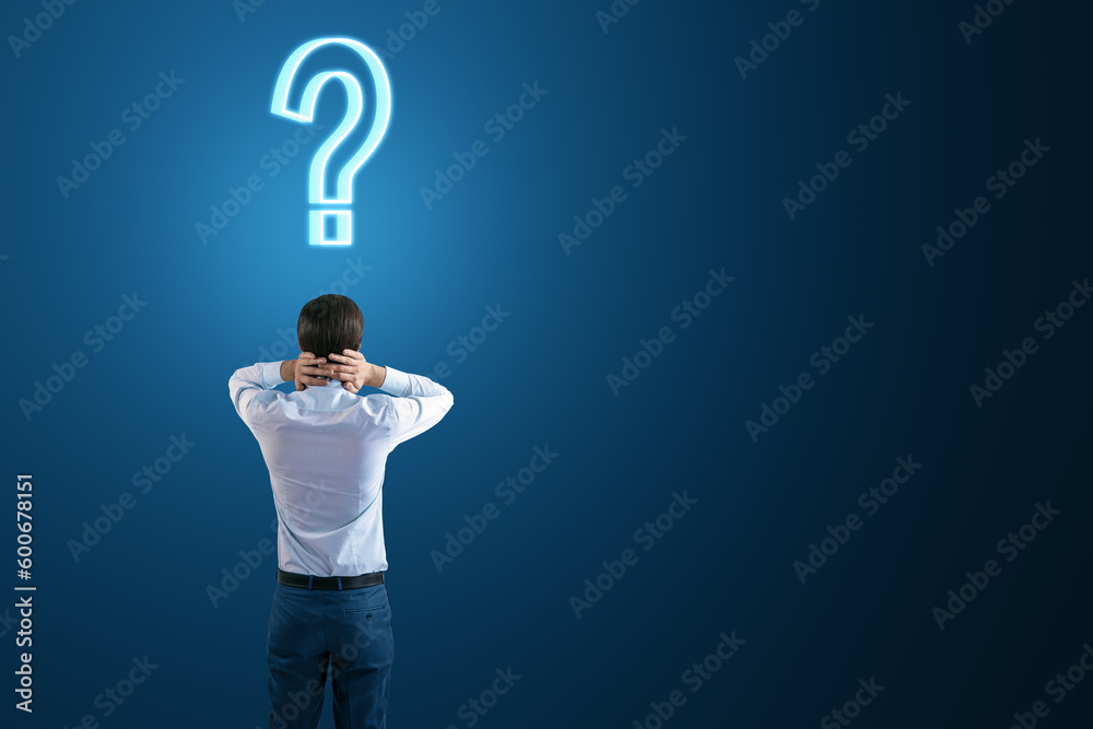 Poster Back view to a thoughtful businessman and a question mark on his head on a dark blue background with empty space, search for a solution and doubt concept, mockup
