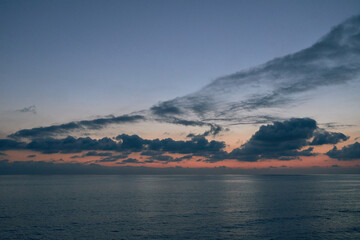 Fototapeta premium Beautiful scenery of an amazing sunset over the sea