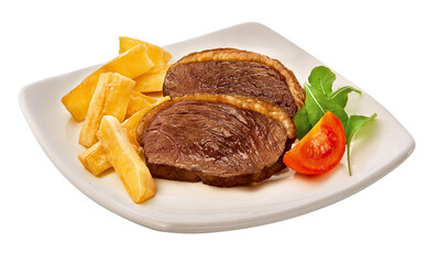 Prato com carne bovina grelhada acompanhada de salada e mandioca frita isolado em fundo transparente - picanha com mandioca frita