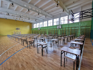 Sala w której maturzyści będą pisać egzamin maturalny. Matura.  - obrazy, fototapety, plakaty