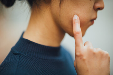 日本の手話で嘘を表している黒い服の女性