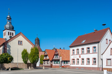 Rathausplatz in Neuburg am Rhein mit protestantischer Pfarrkirche und katholischer Kirche Sankt Remigius. Region Pfalz im Bundesland Rheinland-Pfalz in Deutschland