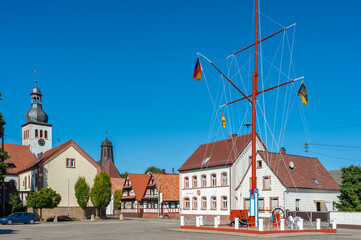 Obraz premium Rathausplatz in Neuburg am Rhein mit protestantischer Pfarrkirche und katholischer Kirche Sankt Remigius. Region Pfalz im Bundesland Rheinland-Pfalz in Deutschland