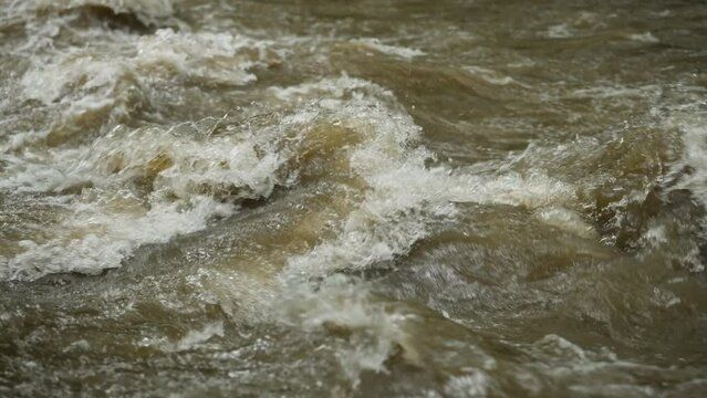 山の上流で茶色く濁った川 渓流 濁流 土石流 大雨 災害 自然破壊 120p スロー

