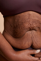 Naklejka premium Close-up view of senior woman wrinkled belly