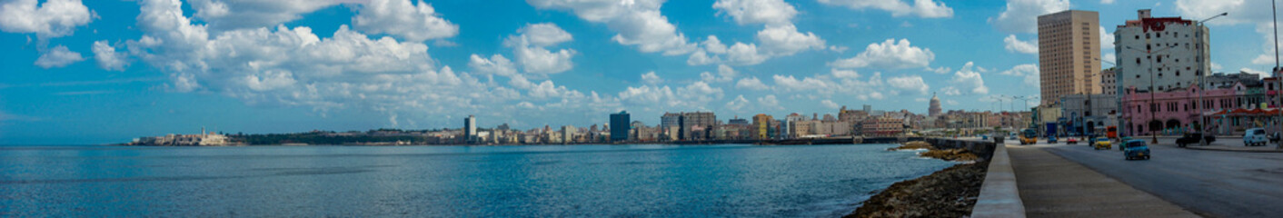 Fototapeta na wymiar Panorámica del malecón de la Habana Cuba un lindo día de verano