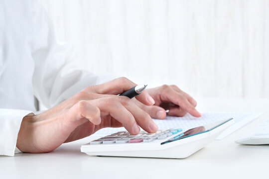 計算機を使うビジネスパーソンの手元