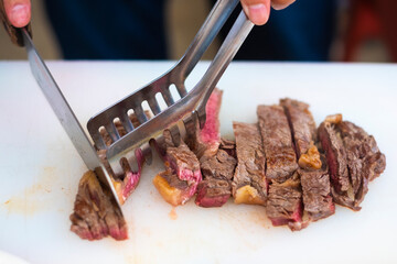 ステーキを切る