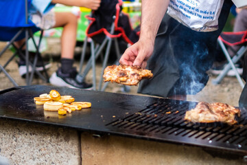 バーベキュー_チキンを焼く