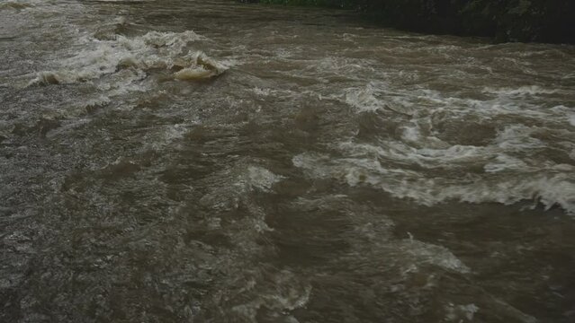 山の上流で茶色く濁った川 渓流 濁流 土石流 大雨 災害 自然破壊 120p スロー
