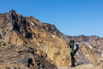Fototapeta na wymiar 磐梯山に登る女性