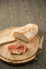 Pane e prosciutto sul tagliere