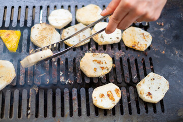 バーベキュー_長芋を焼く