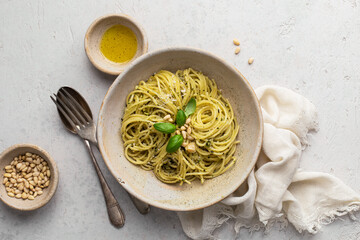 assiette de spaghetti au pesto fait maison basilic parmesan, huile d'olive et pignons - obrazy, fototapety, plakaty