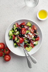 assiette de salade grecque concombres tomates olives noires kalamata oignon origan huile d'olive