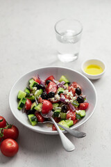 assiette de salade grecque concombres tomates olives noires kalamata oignon origan huile d'olive