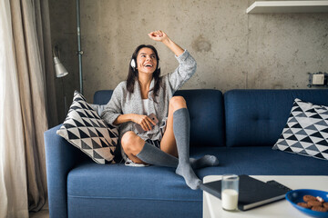 Obraz premium young attractive woman in casual outfit relaxing at home