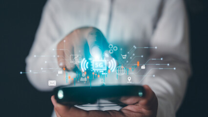 Fingers touch the virtual screen displayed on the phone screen by connecting to the high-performance 5G signal, data transfer, connecting various systems on the smartphone.