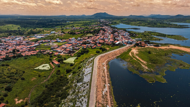 Paisagem A&ccedil;ude Barragem Represa Coremas Para&iacute;ba Paraibana Muro Prote&ccedil;&atilde;o Engenharia Estrada Patos Verde Natureza &Aacute;gua Lagoa Lago Seca Drone A&eacute;reo Turismo Balne&aacute;rio Cachoeira Motorhome Van Pesca Pescado