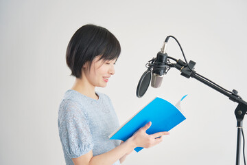 スタジオでアフレコをする女性の声優
