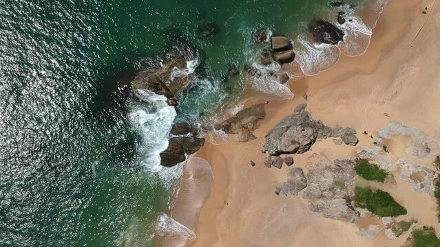 Ondas quebrando em pedras no litoral