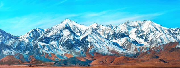Obraz premium Winter Panorama of Snowy Peaks on Mount Whitney