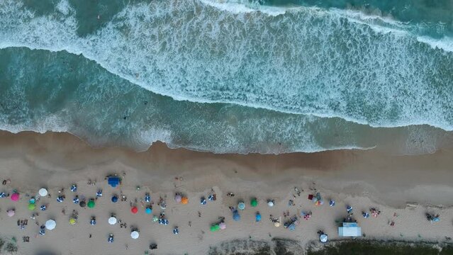 Vista a&eacute;rea de uma linda praia com guarda-sol colorido