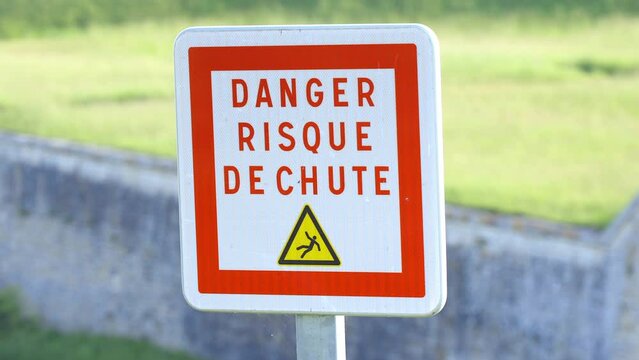 "danger risk of falling" french red sign