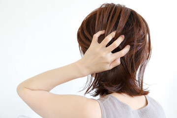 Naklejka premium 頭を抱える女性 悩みイメージ