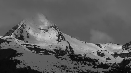 Mirantin dans le massif du Beaufortain, Alpes françaises, sous les nuages avec quelques éclaircies. Neige au printemps.