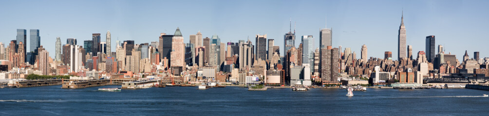 Fototapeta premium A view of New York City from across the Hudson River.