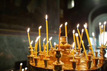Detalle de varias velas dentro de una iglesia