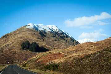 Paisaje de carretera por tierras escocesas