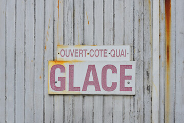 Palissade et pancarte GLACES sur le port de Saint-Malo
