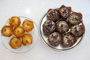 Vista superior de muffins de chocolate plato liso para compartir, chip de chocolate con algunas chispas decorativas. 
