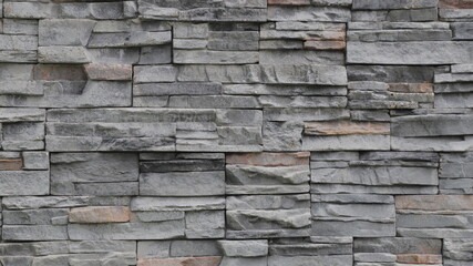 Casa decorada con pared de mármol gris.