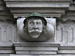 Figur an der Fassade eines Altstadthauses in Hameln