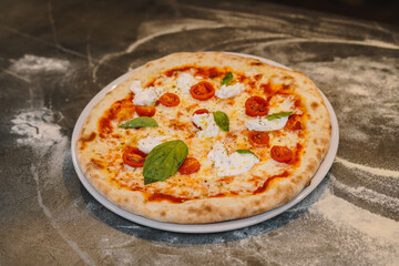La verdadera pizza napolitana con masa madre e ingredientes frescos y naturales