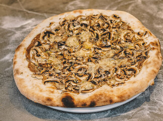 La verdadera pizza napolitana con masa madre e ingredientes frescos y naturales