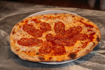 La verdadera pizza napolitana con masa madre e ingredientes frescos y naturales