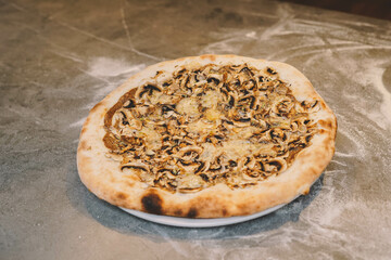 La verdadera pizza napolitana con masa madre e ingredientes frescos y naturales