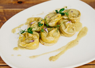 Un plato de pasta fresca casera italiana con salsas tipicas mediterraneas