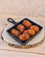 Racion de croquetas tipicas españolas rellenas de pollo y marisco