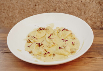 Un plato de pasta fresca casera italiana con salsas tipicas mediterraneas